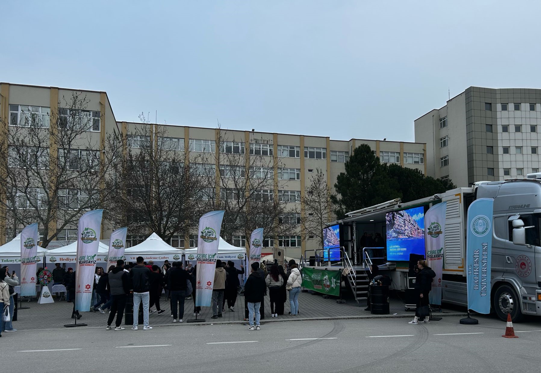 Balıkesir Üniversitesi (BAÜN) Spor Bilimleri Fakültesi, Sağlık Kültür ve Spor Daire Başkanlığı ve Spor Bilimleri Uygulama ve Araştırma Merkezi Müdürlüğü'nün iş birliğiyle düzenlenen "Sporda EN'ler" etkinliğinin ödül töreni büyük bir coşku ve katılımla gerçekleşti. Etkinlikte, "Sporda EN'ler" müsabakalarında katıldıkları yarışmaların sonucunda dereceye giren öğrenciler ve personeller ödüllerini aldı.  Atatürk Kongre ve Kültür Merkezi Şehit Fethi Sekin konferans salonundaki törene; Rektör Yardımcısı Prof. Dr. Murat Doğdubay, Fen Edebiyat Fakültesi Dekanı Prof. Dr. Halil İbrahim Şahin, Spor Bilimleri Fakültesi Dekanı Prof. Dr. Zekeriya Göktaş, Güzel Sanatlar Fakültesi Dekanı Prof. Dr. Selvihan Kılıç Ateş, Bigadiç Meslek Yüksekokulu Müdürü Doç. Dr. İbrahim Murat Bicil, Rektör Spor Danışmanı Öğr. Gör. Ali Eren Demirezen, Sağlık, Kültür ve Spor Daire Başkanı Mustafa Cem Hamzaoğlu, akademik ve idari personel ile dereceye giren takımlar yer aldı.  Saygı duruşu ve İstiklal Marşının okunmasıyla başlayan törende sonrasında etkinliğin video gösterimi izleyicilere sunuldu. Rektör Yardımcısı Prof. Dr. Murat Doğdubay da törende bir konuşma yaparak, ödül almaya hak kazanan öğrenci ve personeli tebrik etti. Doğdubay, düzenlenen etkinlikte emeği geçenlere de teşekkür etti.  Törende, branşlarında dereceye giren sporculara madalyaları takdim edilirken, yarışmaların organizasyonunda görev alan akademik ve idari personele de teşekkür belgeleri verildi. Törende, toplam 11 branş ve 21 kategoride yapılan yarışmalarda dereceye giren sporcular ödüllerini aldı. Atletizm, bisiklet, bilek güreşi, dart, masa tenisi, ok atma, parkur, plank, sıçrama ve yüzme gibi çeşitli branşlarda yarışan sporcular belgelerini, etkinliğe katılan davetlilerin ellerinden aldılar.  Törenin sonunda, yarışmaların düzenlenmesinde emeği geçen branş sorumluları ve etkinlik koordinatörlerine teşekkür belgeleri takdim edildi. Etkinlik koordinatörlüğü görevini üstlenen Spor Bilimleri Fakültesi Öğr. Gör. Hasan Bozatay ve ekibi ile video çekimleri ve fotoğraf organizasyonunda görev alan öğrenciler ve personel de belgelerini aldı.