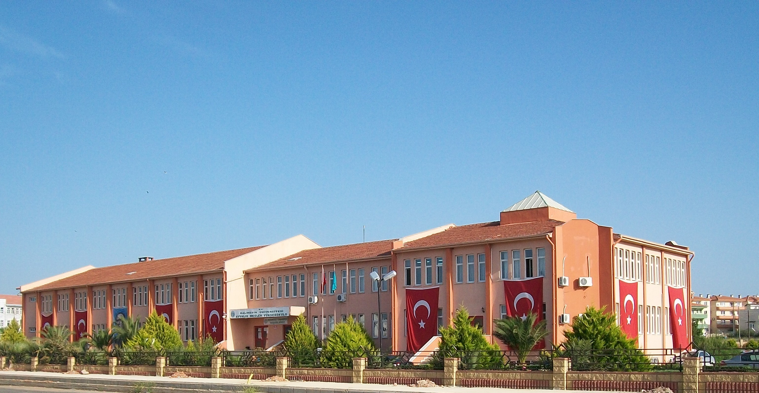 Meslek Yüksekokulumuzda "Evlilik Öncesi Eğitimi", "Kadına Yönelik Şiddet" ve "Madde Kullanım Riski ve Madde Bağımlılığından Korunma" konularında eğitim