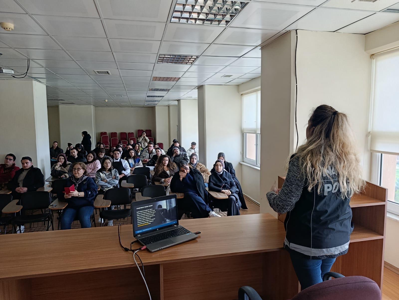 Narkotik Suçlarla Mücadele Şube Müdürlüğü görevlileri tarafından öğrencilere Turizm Fakültesinde eğitim verilmiştir