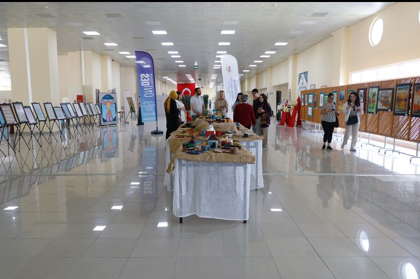 2025 Bahar Şenlikleri kapsamında ÜNİDES, Sanatla Doğayı Yeniden Keşfet Konulu Resim, Ebru, Seramik Yılsonu Sergisi