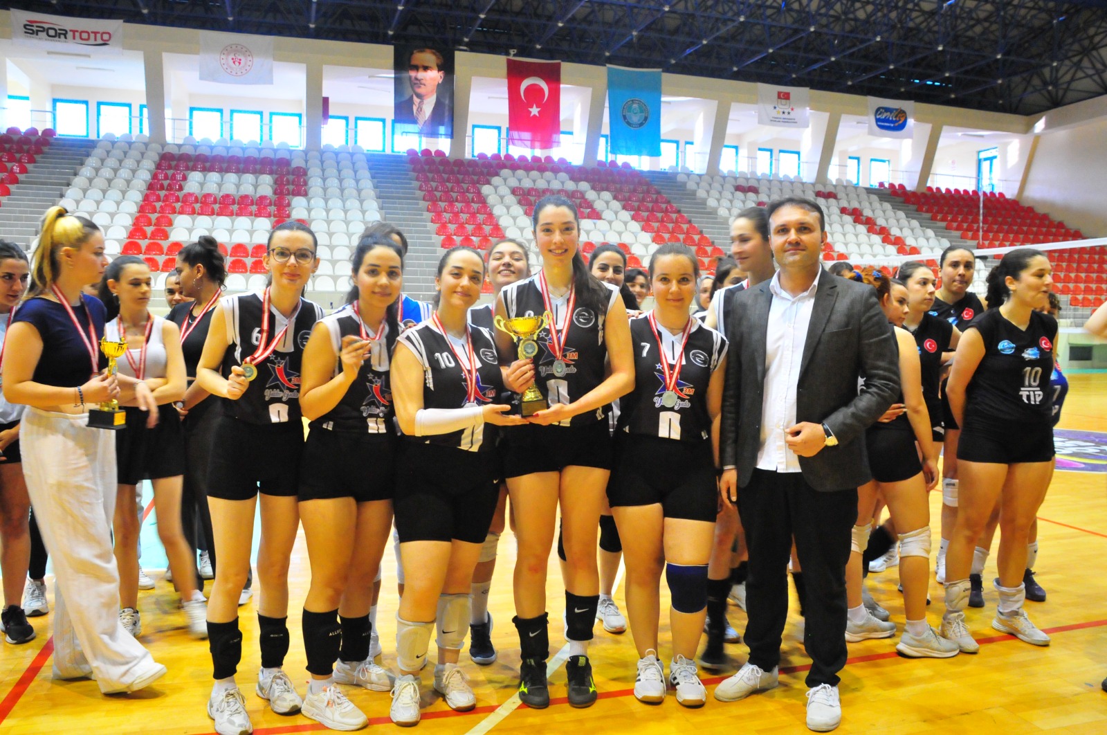 Bahar Şenlikleri Bayan Voleybol Müsabakalarında Kupalar Sahiplerini Buldu