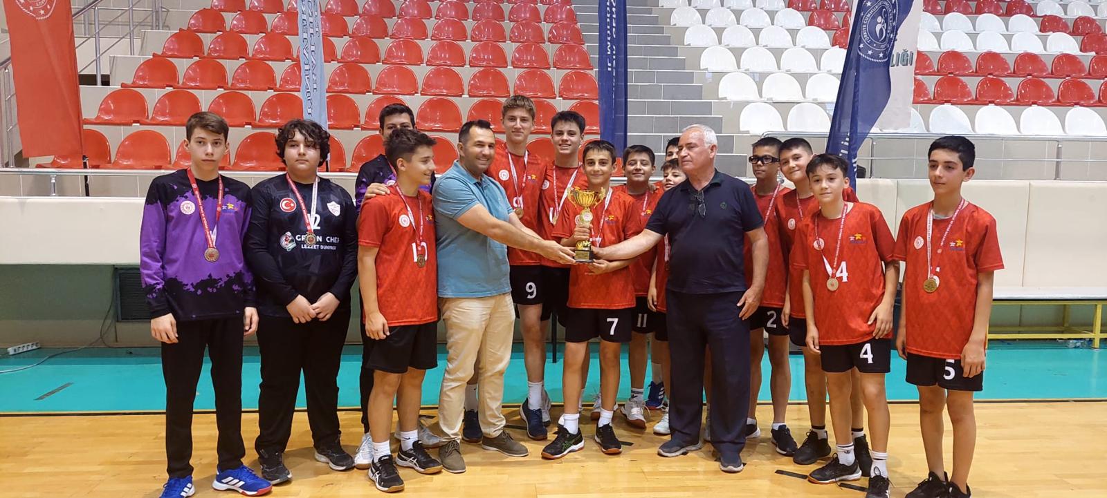 Gençlik ve Spor Bakanlığı Hentbol Analig Müsabakaları Hentbol 1. Etap 1. Grup Müsabakalarına Üniversitemiz Burhan Erdayı Spor Salonunda ev sahipliği yaptık. Tüm takımlara başarılar dileriz.