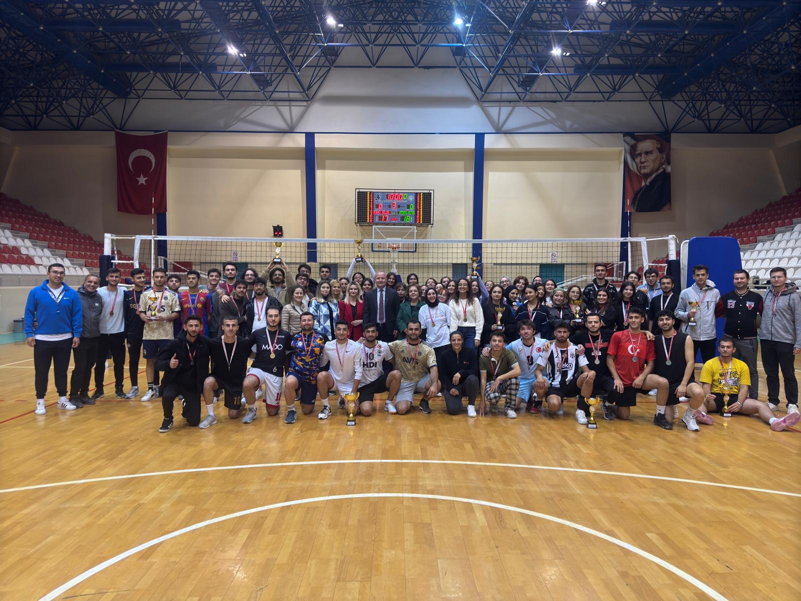 29 Ekim Cumhuriyet Bayramı Yurt Öğrencileri Spor Turnuvalarında Ödüller Sahiplerini Buldu