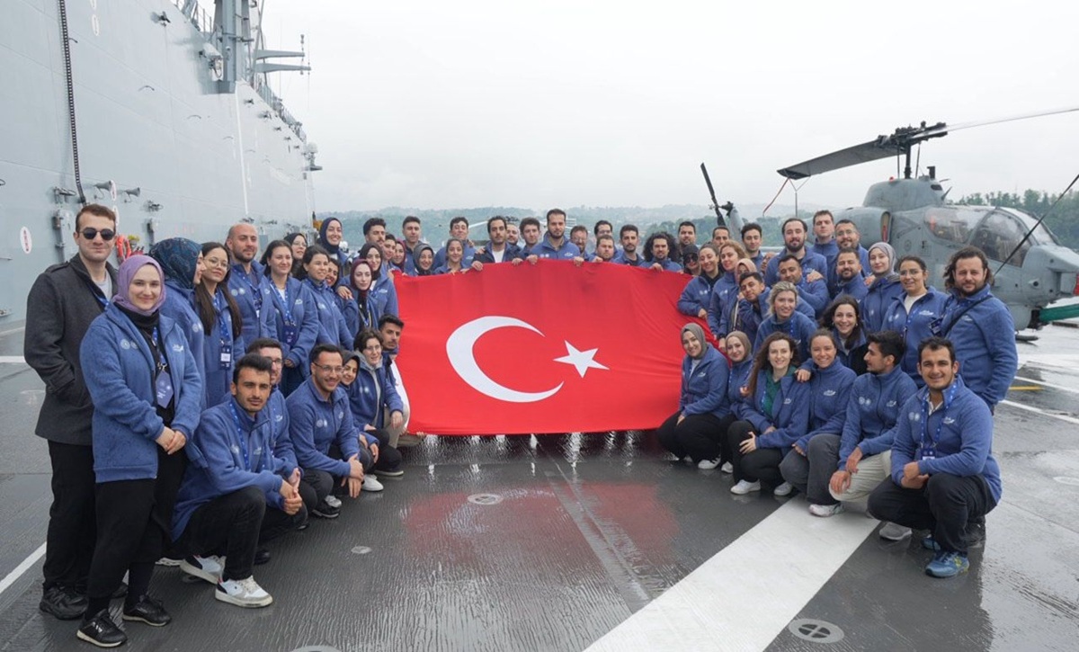 Balıkesir Üniversitesi Bisiklet Topluluğu Öğrencileri TCG Anadolu ile Zafer Yolculuğunda