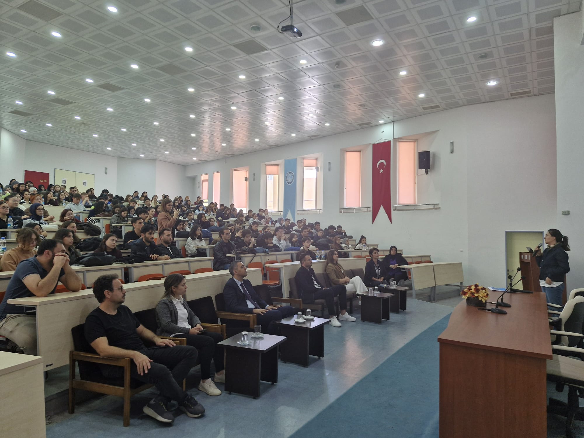 2025-2026 Eğitim-Öğretim yılında üniversitemize yeni katılan Fen-Edebiyat Fakültesi öğrencilerine yönelik oryantasyon eğitimi düzenlendi.  Üniversitemiz Sağlık, Kültür ve Spor Daire Başkanlığı olarak gerçekleştirilen programda, öğrencilerimize kültürel ve sportif faaliyetler ile beslenme ve sosyal hizmetler birimi hakkında bilgilendirme yapıldı.  Eğitim kapsamında, öğrencilerin üniversite yaşamına daha kolay uyum sağlamaları, sunulan olanaklardan etkin şekilde yararlanabilmeleri ve sosyal yaşamlarına katkı sağlanması hedeflendi.