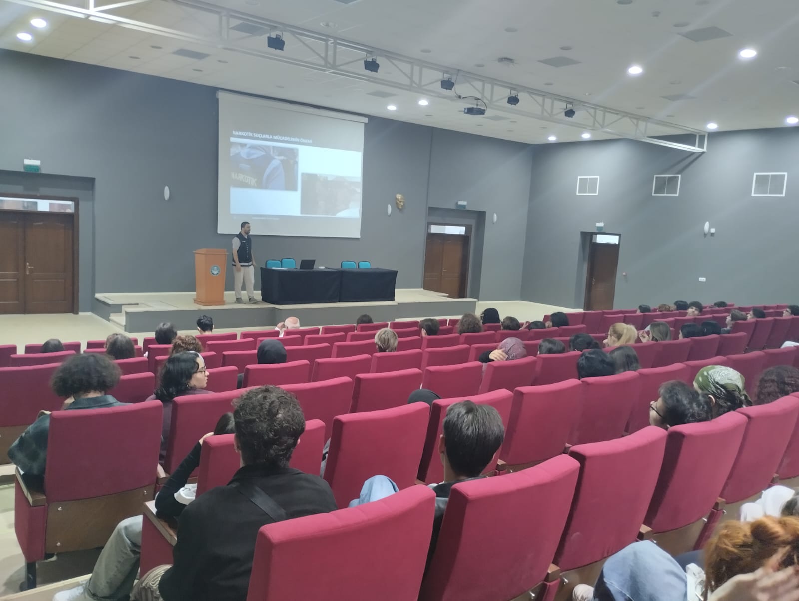 Balıkesir İl Emniyet Müdürlüğü Narkotik Suçlarla Mücadele Şube Müdürlüğü görevlileri tarafından öğrencilere Güzel Sanatlar Fakültesinde eğitim verilmiştir.