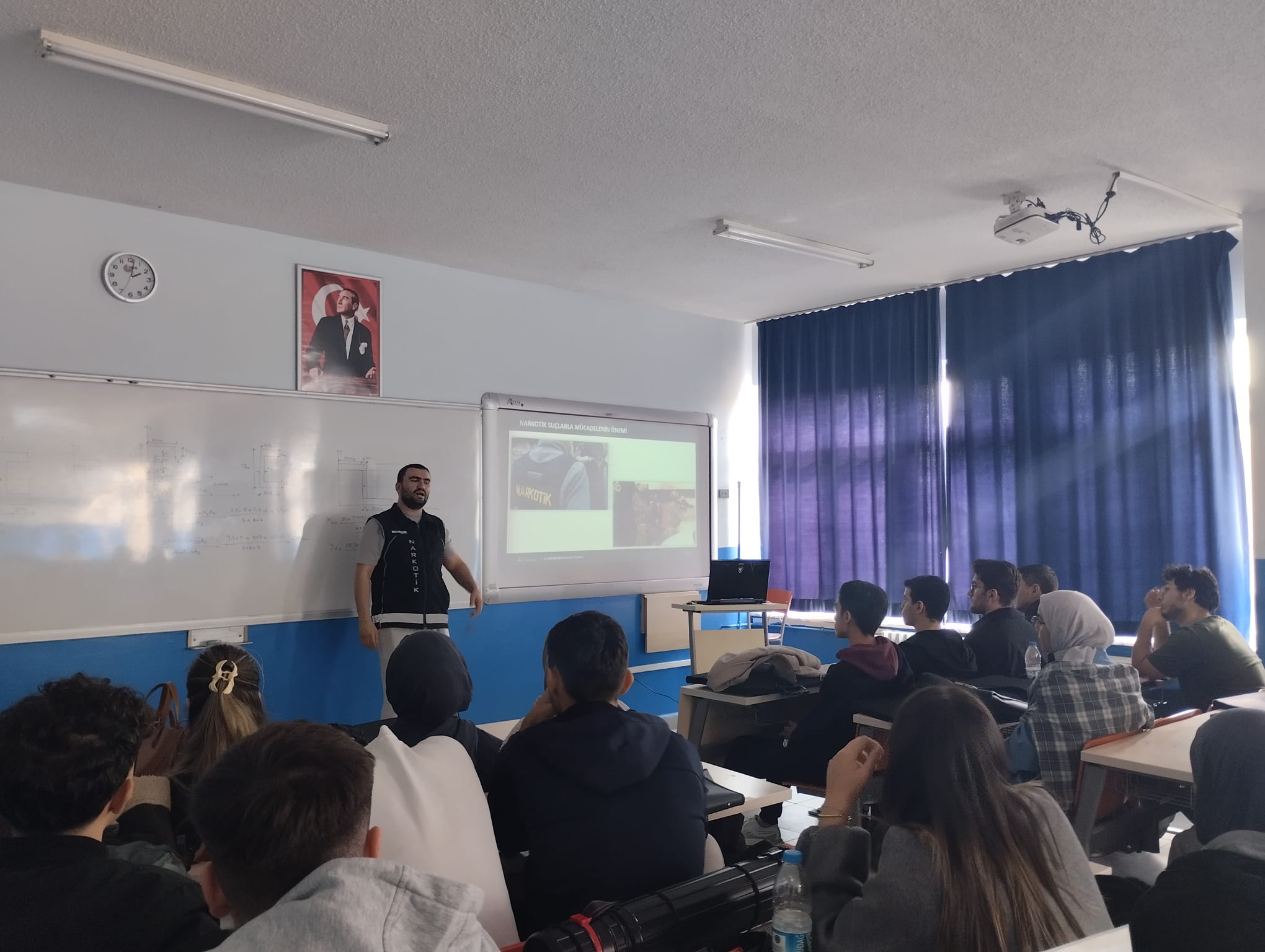 Balıkesir İl Emniyet Müdürlüğü Narkotik Suçlarla Mücadele Şube Müdürlüğü görevlileri tarafından öğrencilere Mimarlık Fakültesinde eğitim verilmiştir.