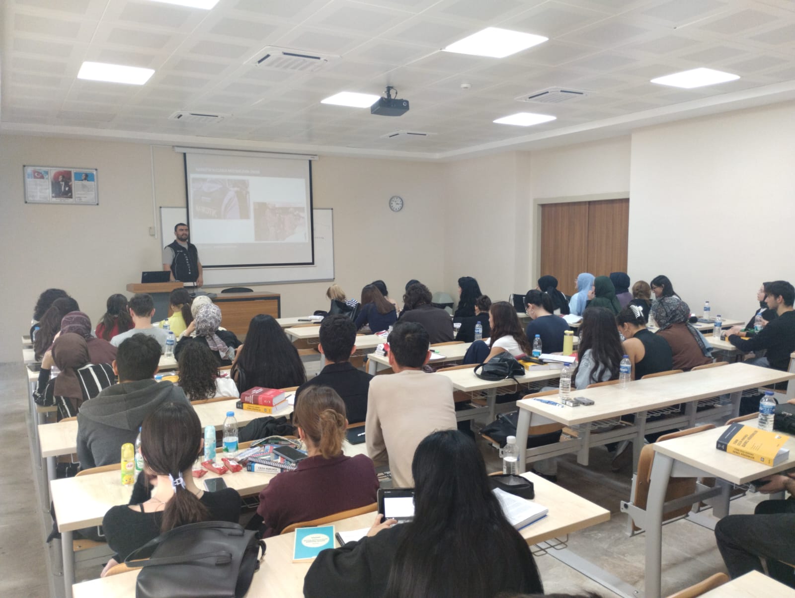 Balıkesir İl Emniyet Müdürlüğü Narkotik Suçlarla Mücadele Şube Müdürlüğü görevlileri tarafından öğrencilere Hukuk Fakültesinde eğitim verilmiştir.