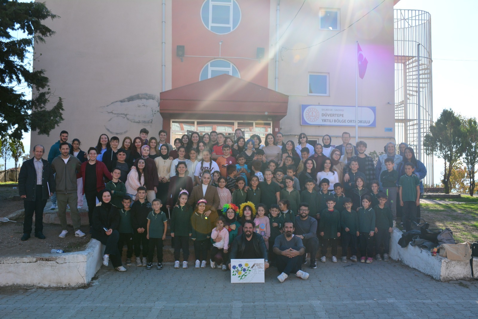 Balıkesir Üniversitesi Kütüphane Topluluğu Öğrencilerinden Deprem Bölgesindeki Köy Okuluna Anlamlı Ziyaret