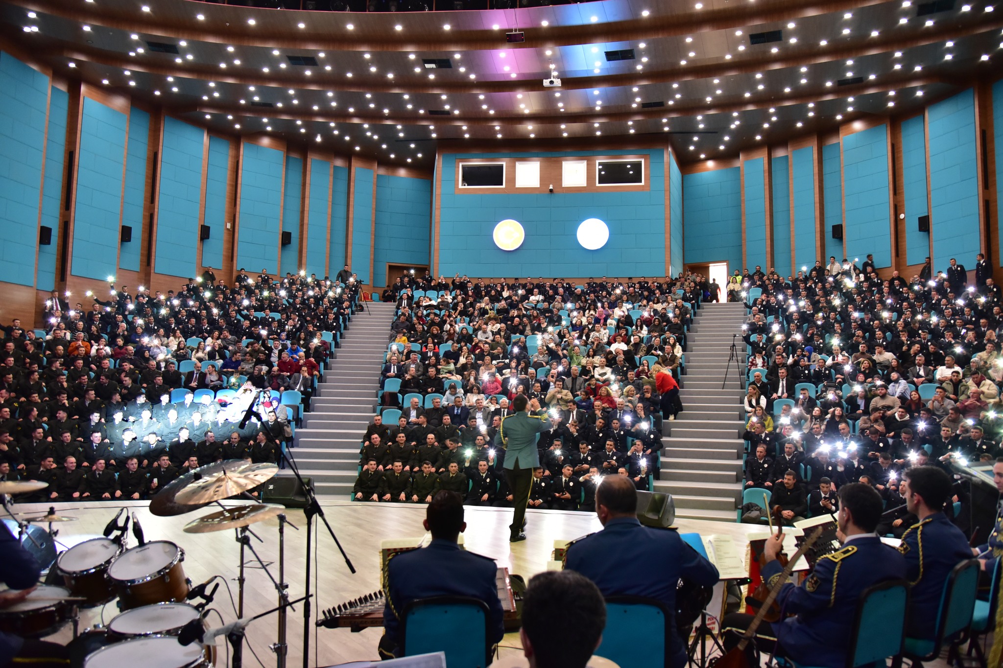 Balıkesir Üniversitesi ev sahipliğinde Polis Akademisi iş birliğiyle düzenlenen Polis Bandosu Konseri müzikseverlere unutulmaz bir akşam yaşattı