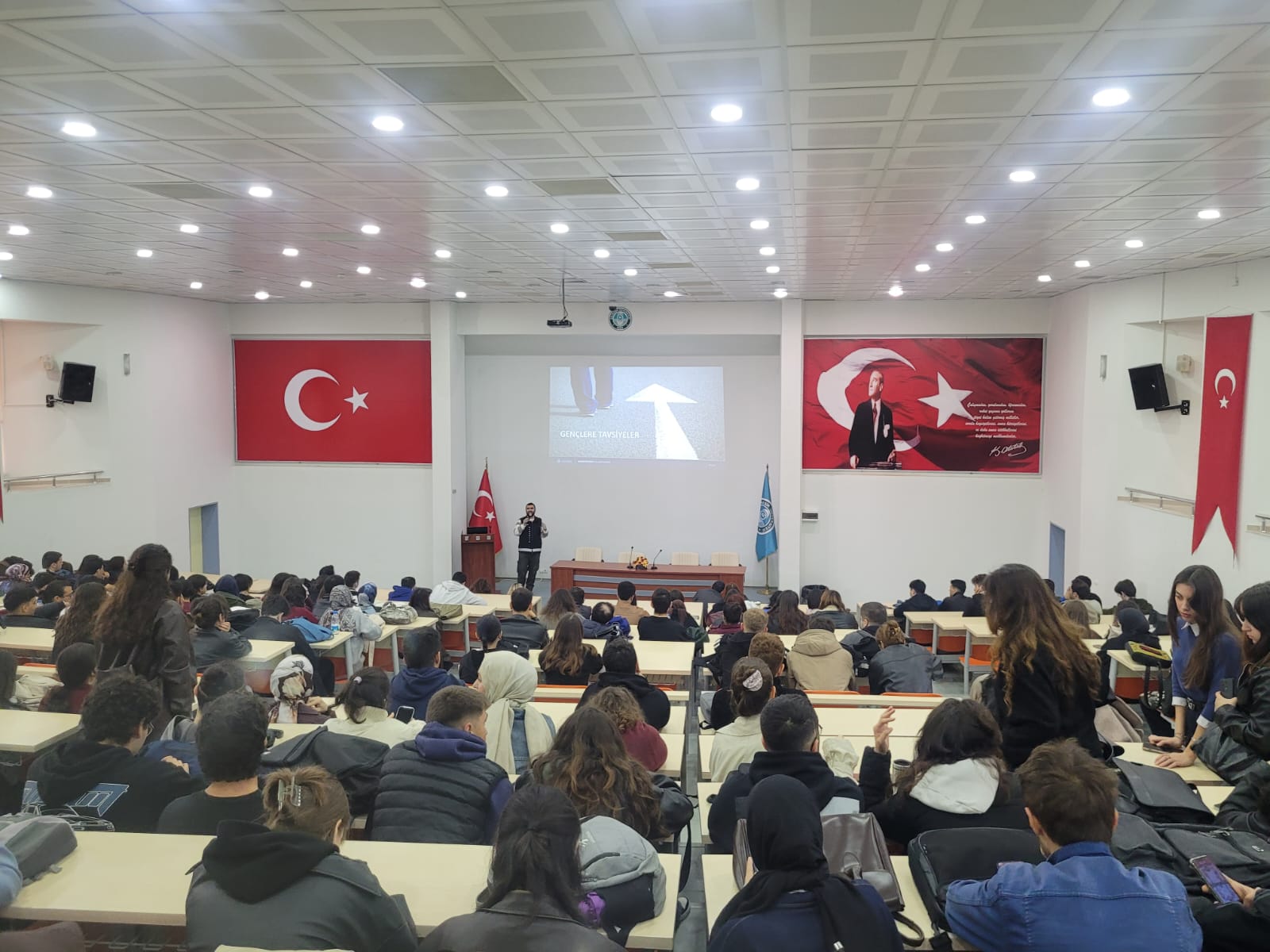 Balıkesir İl Emniyet Müdürlüğü Narkotik Suçlarla Mücadele Şube Müdürlüğü görevlileri tarafından öğrencilere Fen Edebiyat Fakültesinde eğitim verilmiştir.