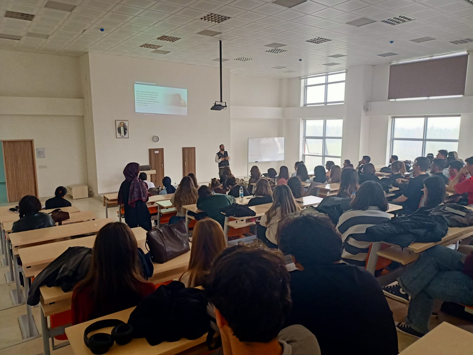 Balıkesir İl Emniyet Müdürlüğü Narkotik Suçlarla Mücadele Şube Müdürlüğü görevlileri tarafından öğrencilere Veteriner Fakültesinde eğitim verilmiştir.