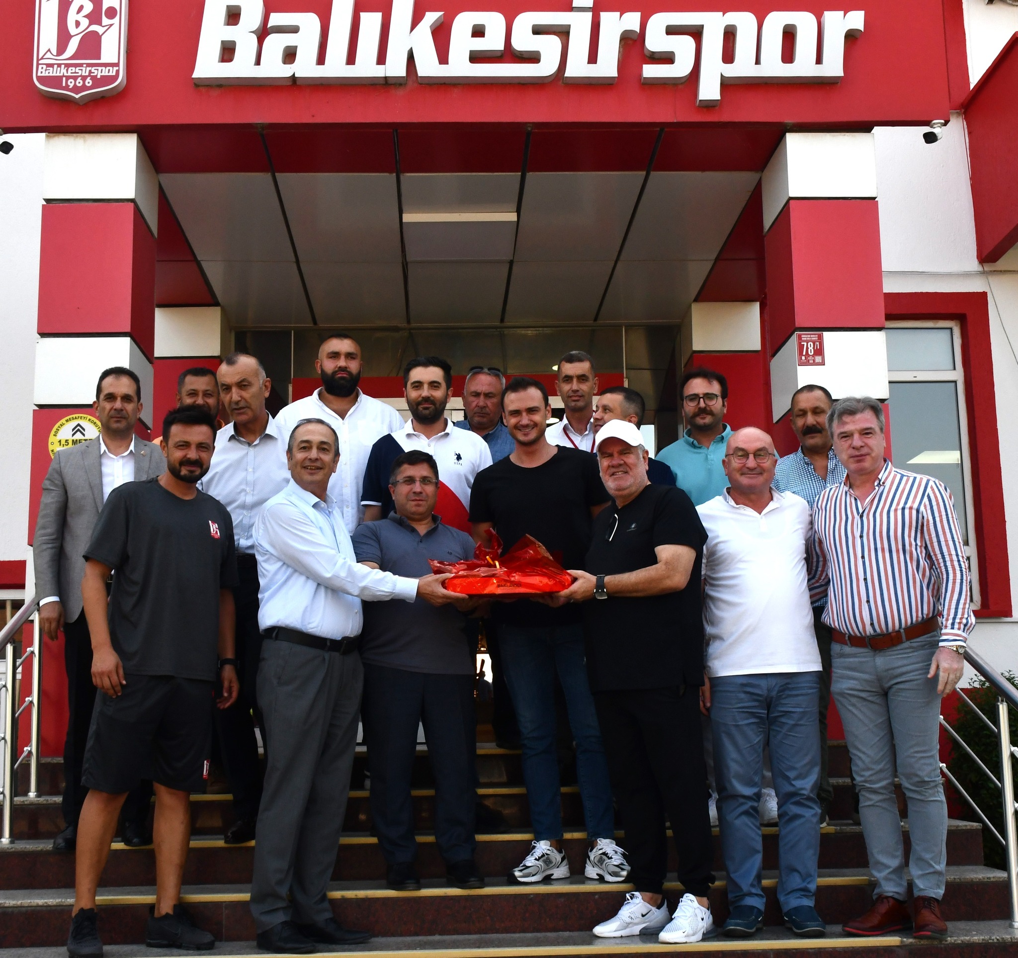 Balıkesir Üniversitesi Rektörü Yücel Oğurlu'dan, Balıkesirspor'a Ziyaret