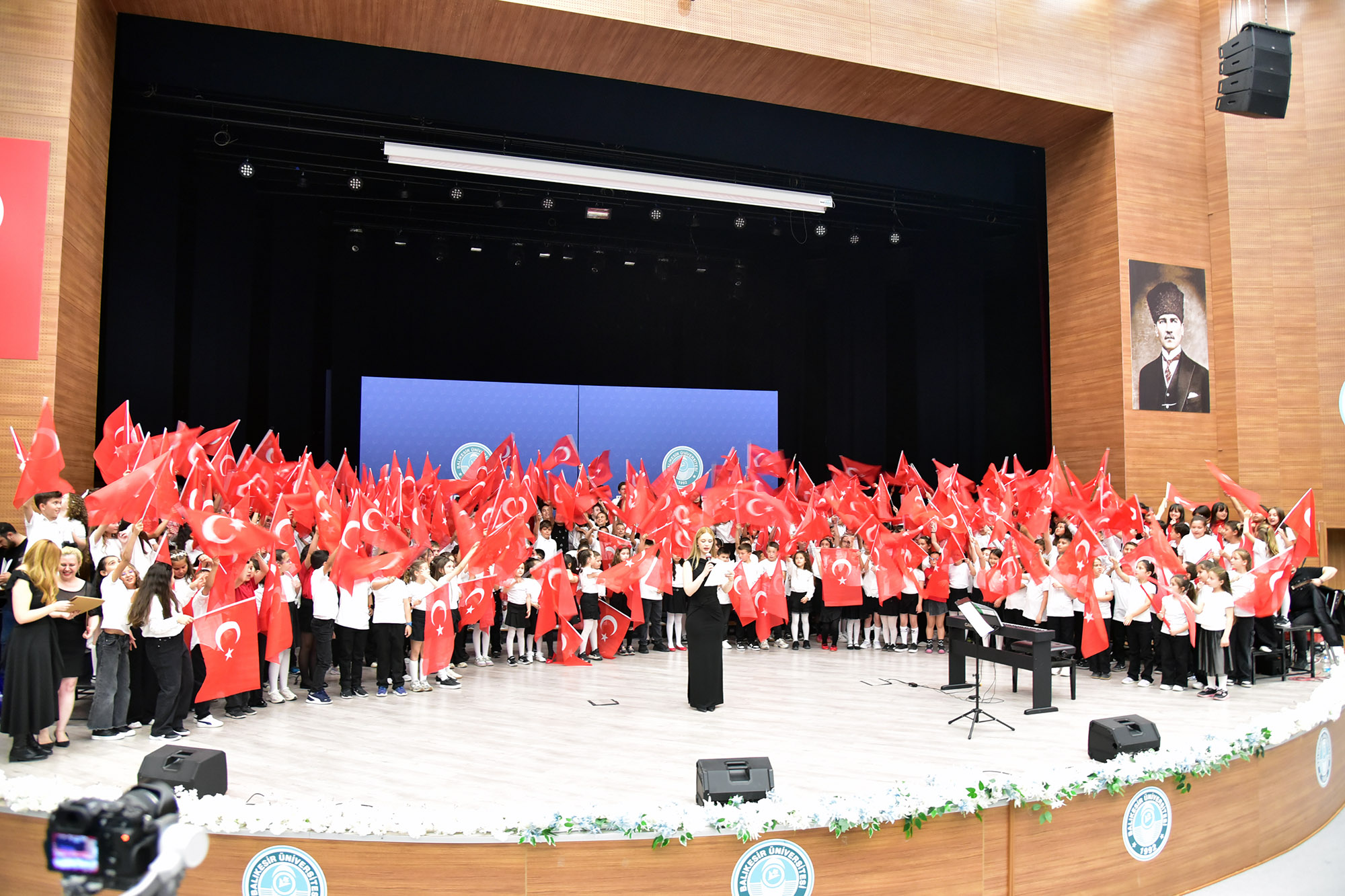 BAÜN de 300 Çocuk Tek Yürek Tek Sahne Çocuk Koroları Aynı Sahnede Buluştu