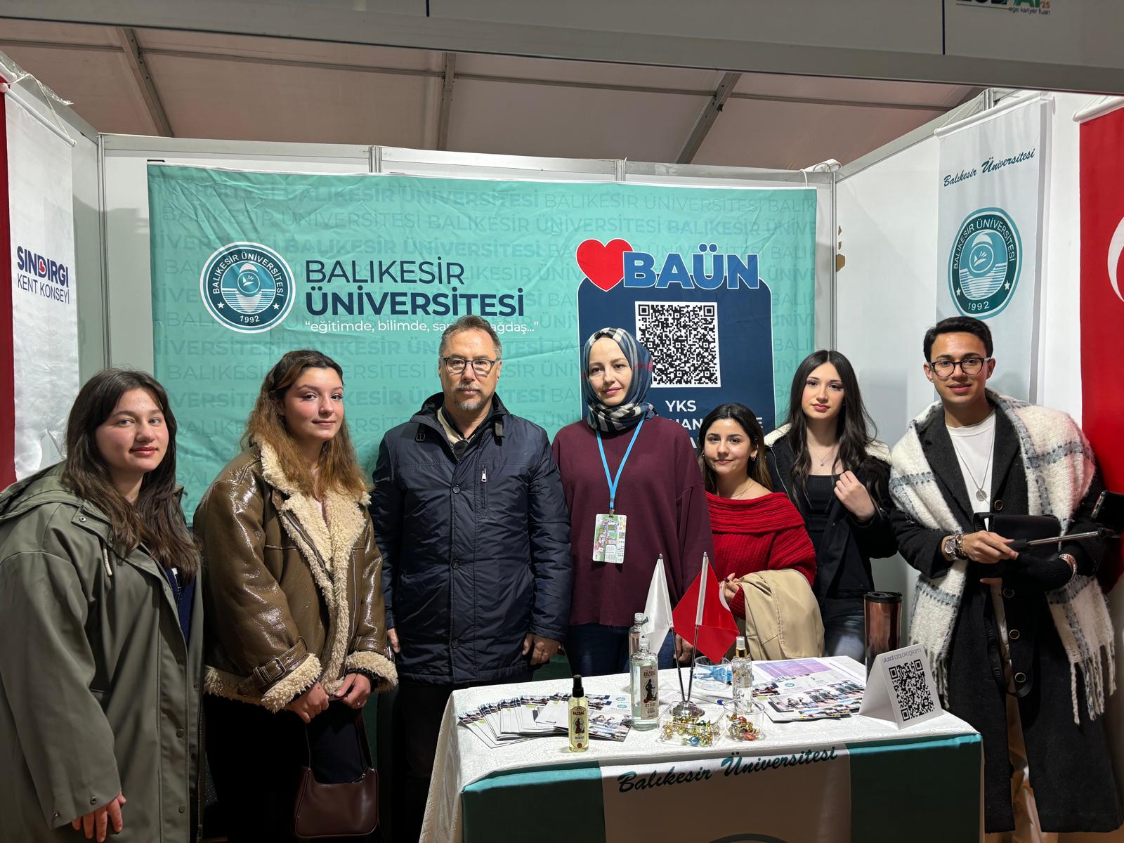 Ayvalık Meslek Yüksekokulu, Manisa Celal Bayar Üniversitesi ev sahipliğinde düzenlenen Ege Kariyer Fuarı’ndaki yerini aldı.
