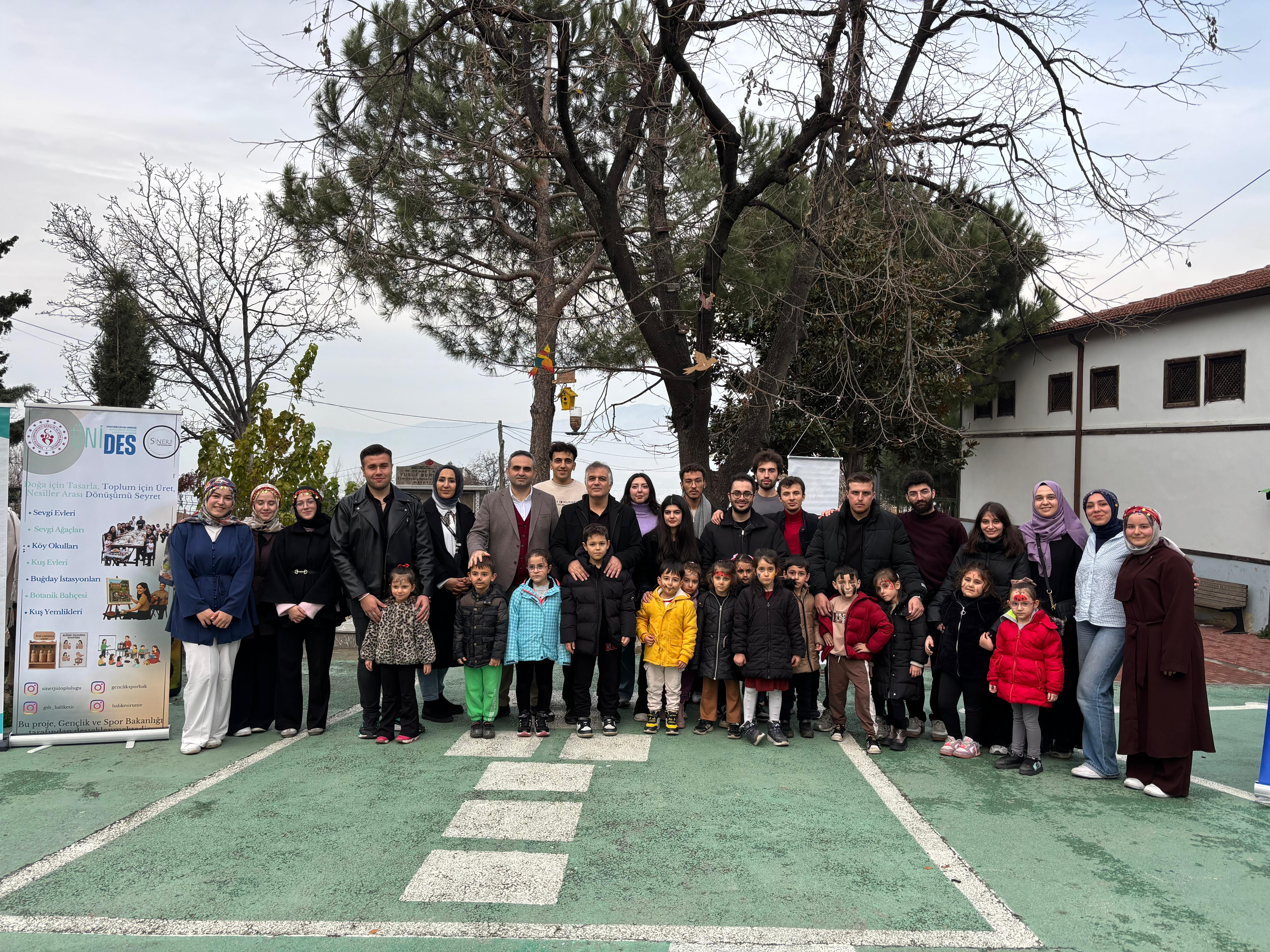 Bilim, Toplumsal Dayanışma ve Sinerji Topluluğu ile Görsel Sanatlar Topluluğu Öğrencilerinden Cumalıkızık İlkokuluna Ziyaret