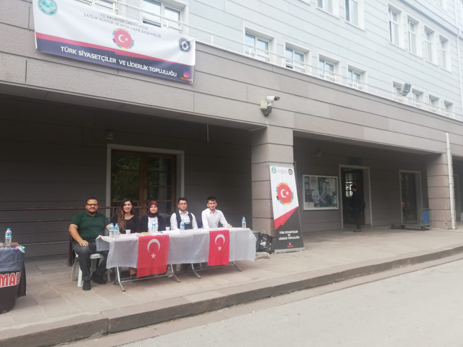 Türk Siyastçiler ve Liderlik Topluluğu Stantını açtı