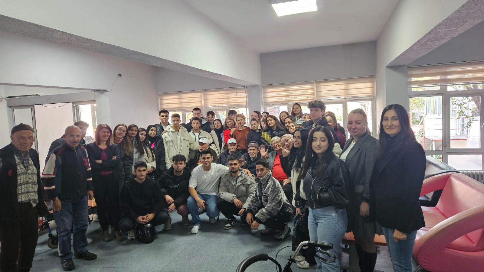 Balıkesir MYO Muhasebe ve Vergi Bölümü Öğrencilerinden Huzurevine Ziyaret