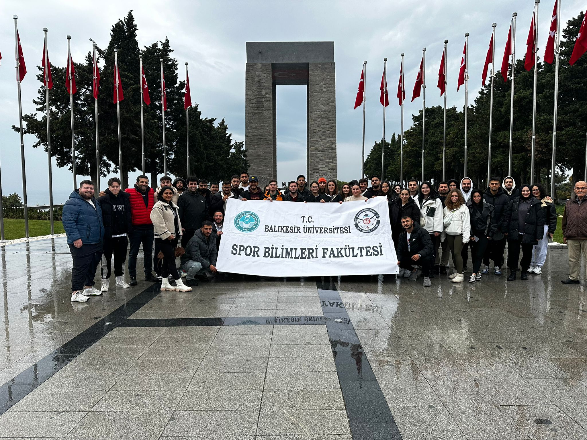 Antrenörlük Eğitimi Bölümü Öğrencilerinin Çanakkale Şehitlikleri Gezisi